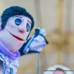 Boneco Carlão interagindo com o público.