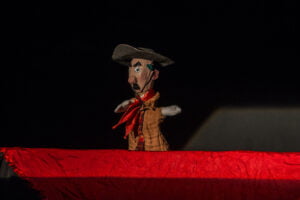 Foto do boneco tradicional gaúcho em cena