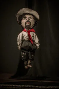 Foto do boneco tradicional gaúcho em cena