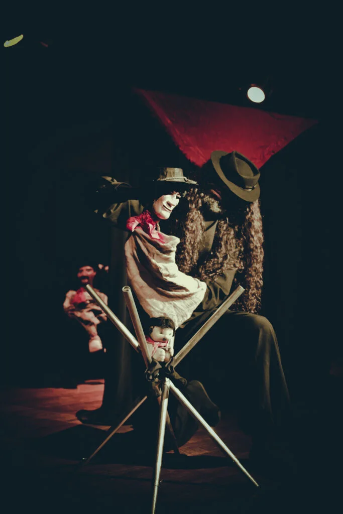 Foto de Nelson manipulando boneco no palco