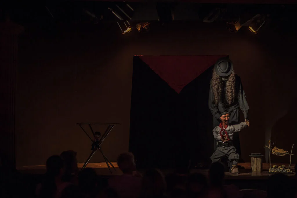 Foto de Nelson manipulando boneco no palco