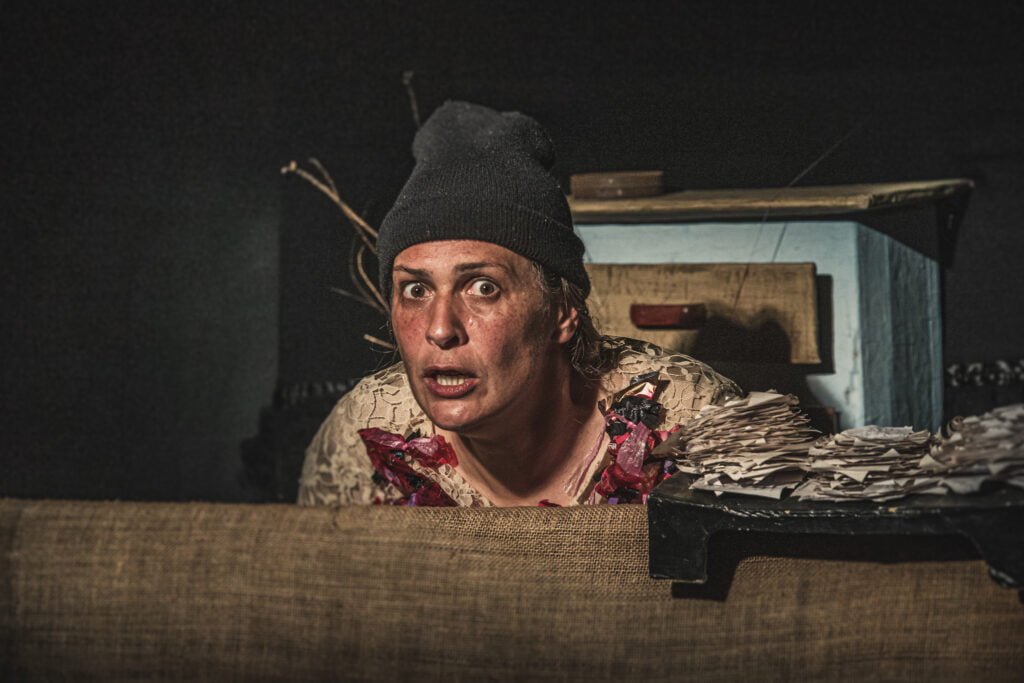 Beth Bado em apresentação de teatro de bonecos no Brasil
