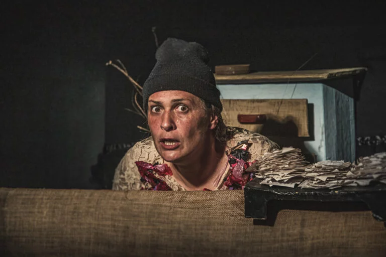 Beth Bado em apresentação de teatro de bonecos no Brasil