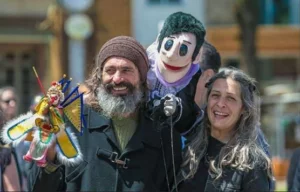 Equipe do grupo Bonecos da Montanha com bonecos característicos de seus espetáculos