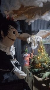 Boneco Carlão se preparando para entrar em cena