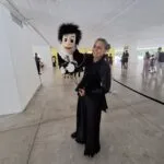 Beth Bado manipulando o boneco Carlão.