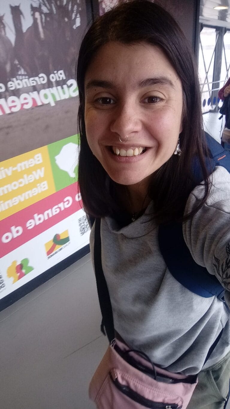 Agustina Villanes Avaca chegando ao Brasil para residência internacional de bonecos de luva no Atelier dos Bonequeiros