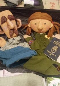 Bonecos de luva e materiais de trabalho na mala da artista argentina para a residência no Atelier dos Bonequeiros em Gramado