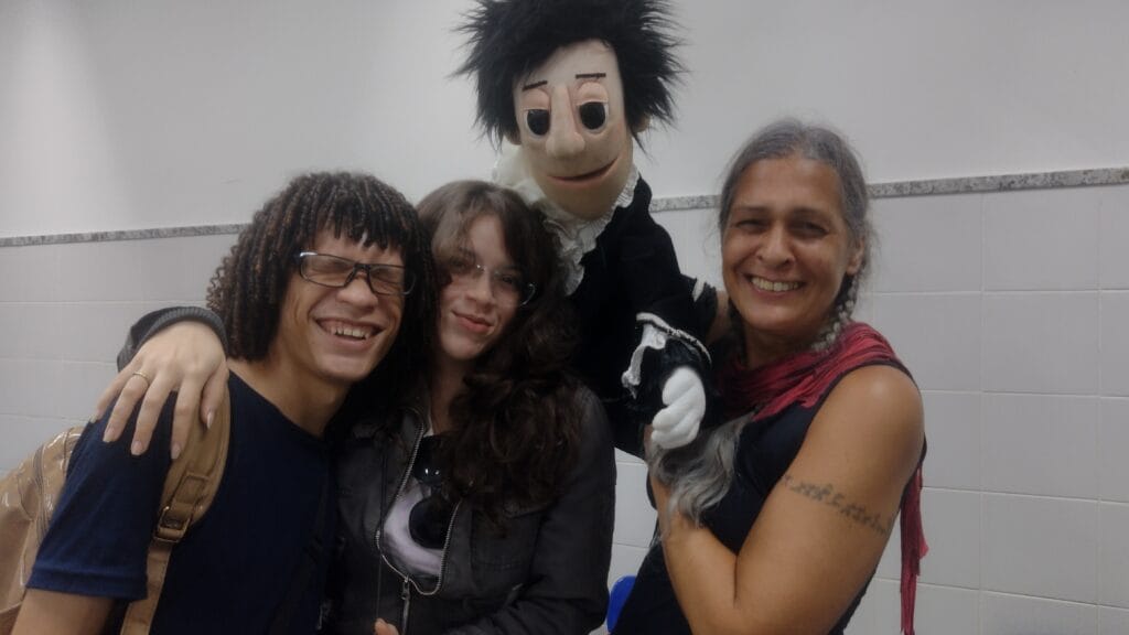 Alunos da UFS com boneco Carlão